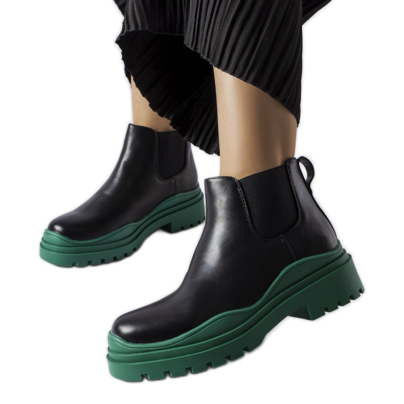 Mustat nilkkurit värikkäällä Marinone-alustalla