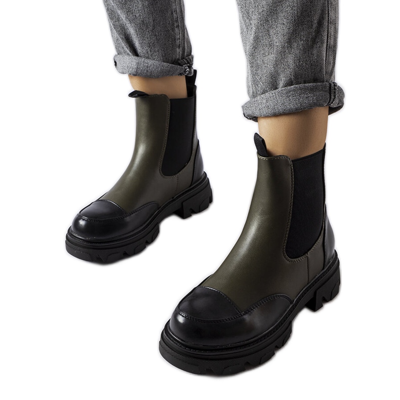 Inna Mustat ja vihreät slip-on saappaat Albanylta