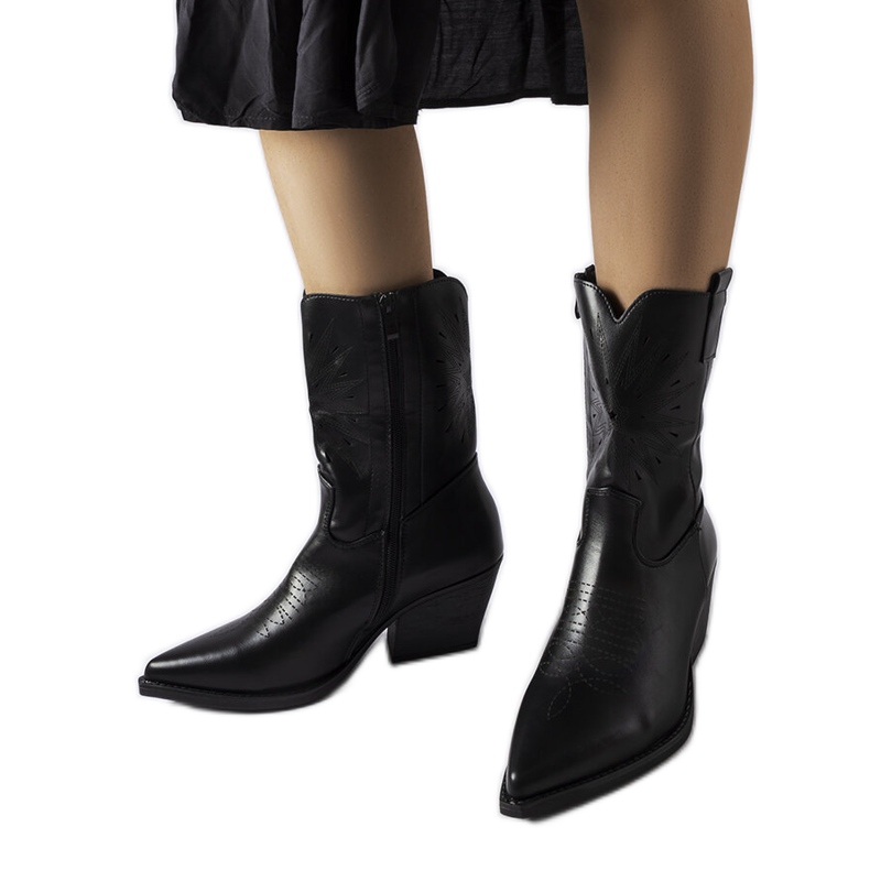 Mustat cowboysaappaat, joissa koristeltu Leopardi-päällinen