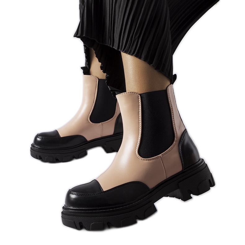 Mustat ja vaaleanpunaiset slip-on saappaat Albanylta