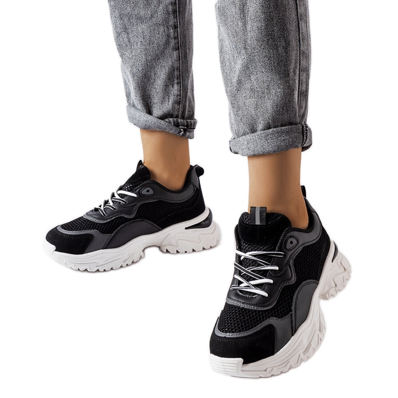 Inna Rositan mustat lenkkarit, joissa on näkyvä kulutuspinta