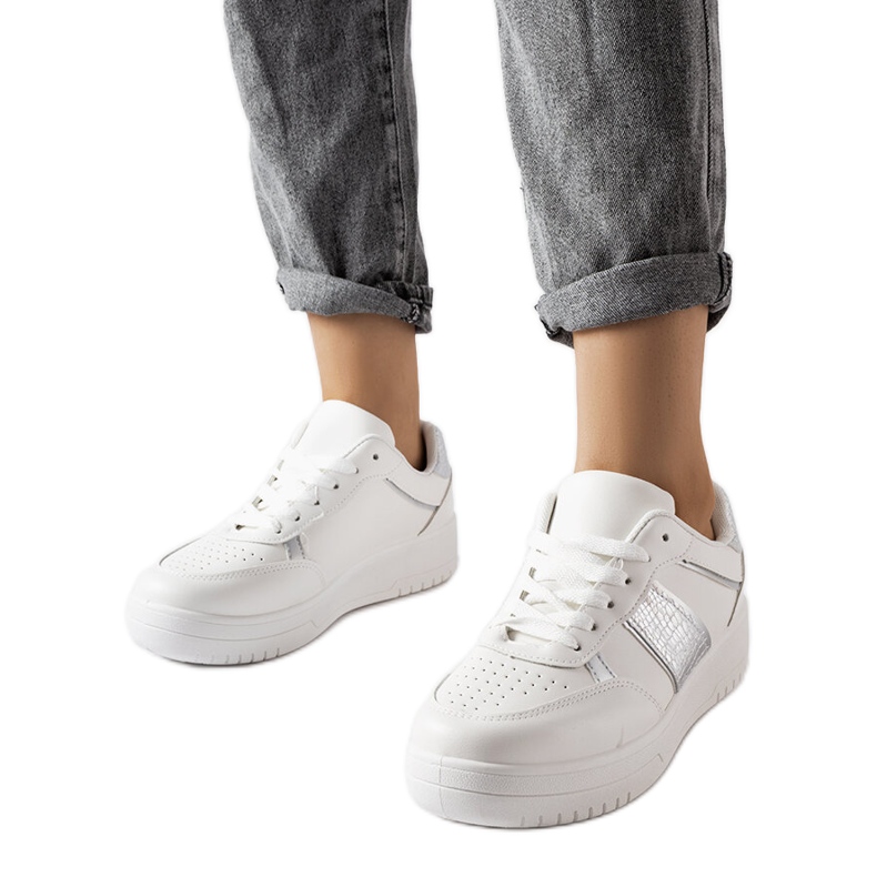 Valkoiset ja hopeiset urheilulenkkarit Parmasta valkoinen