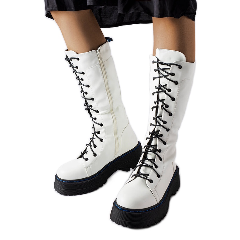 Valkoiset eristetyt saappaat Hide-alustalla valkoinen