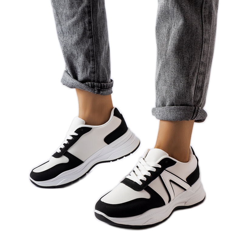 Inna Tornanon valkoiset ja mustat urheilulenkkarit valkoinen