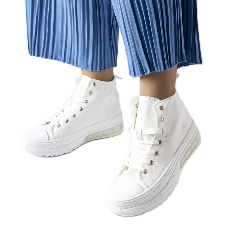 Inna Quietin valkoiset lenkkarit valkoinen