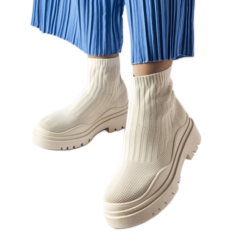 Merkitsevät beigenväriset korkeat lenkkarit