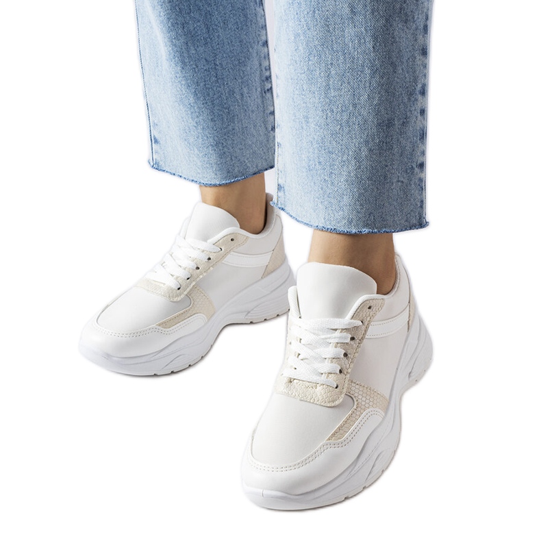 Diegon valkoiset tennarit käärmeennahkakoristeilla valkoinen