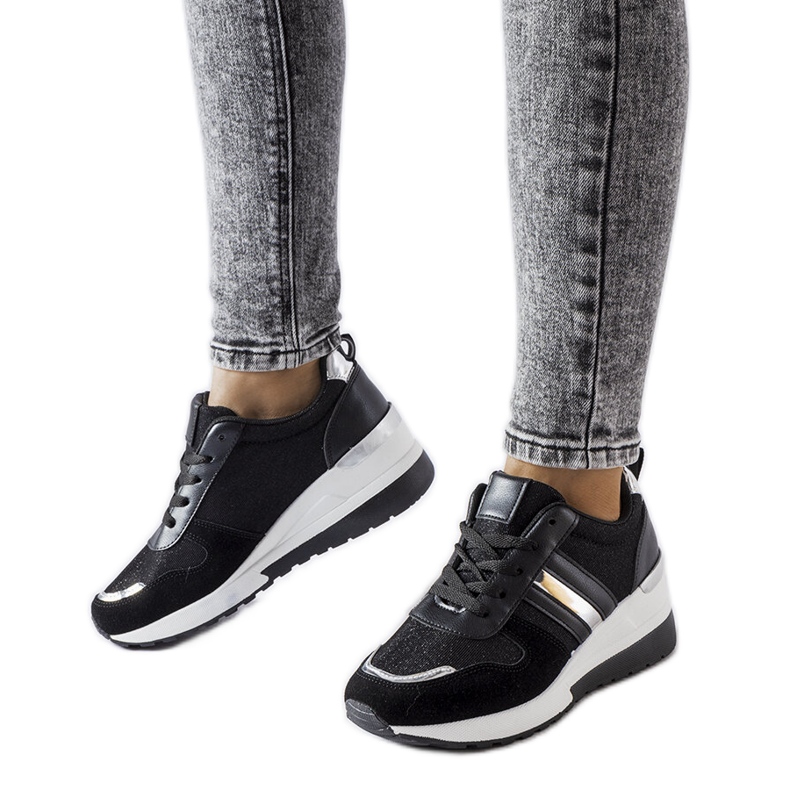 Inna Mustat ja hopeiset kiilalenkkarit merkiltä Titusville