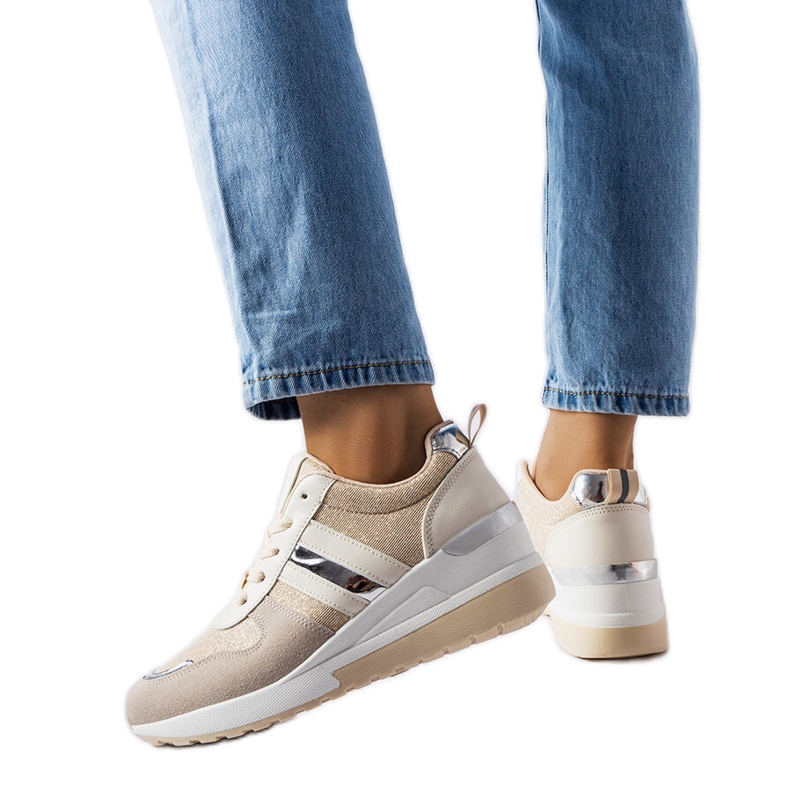 Inna Titusvillen beigen ja hopean kiilalenkkarit