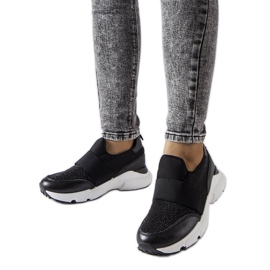 Algison mustat lenkkarit strassilla