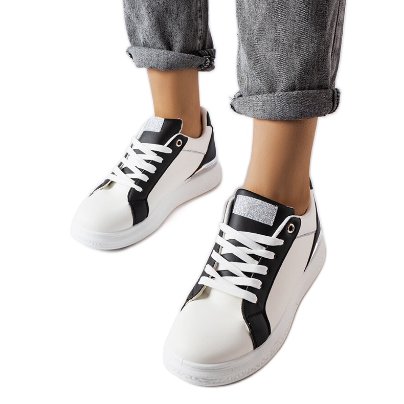 Inna Palaisin mustavalkoiset kengät hopeakoristeella valkoinen