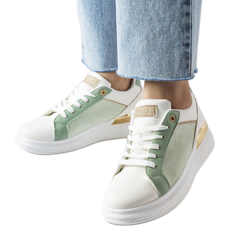Inna Palaisin valkoiset ja vihreät kengät kultaisella aksentilla valkoinen