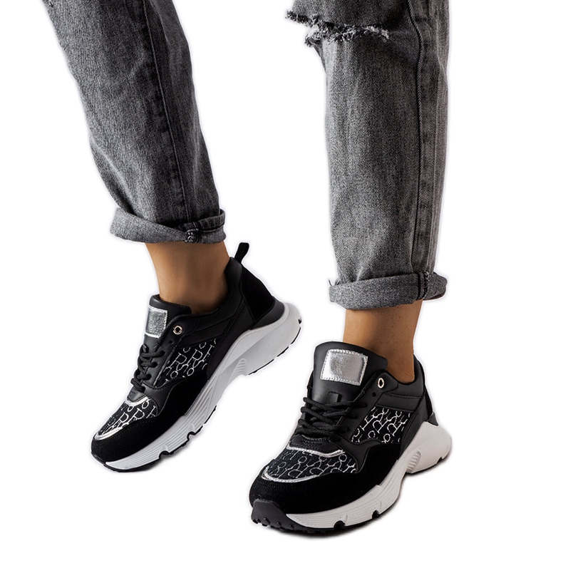 Mustat lenkkarit hopeakoristeella Riosta valkoinen