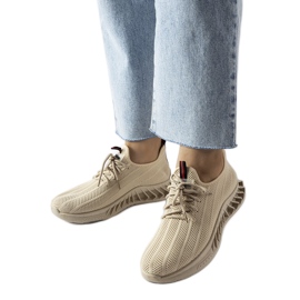 Beige slip kengissä nauha