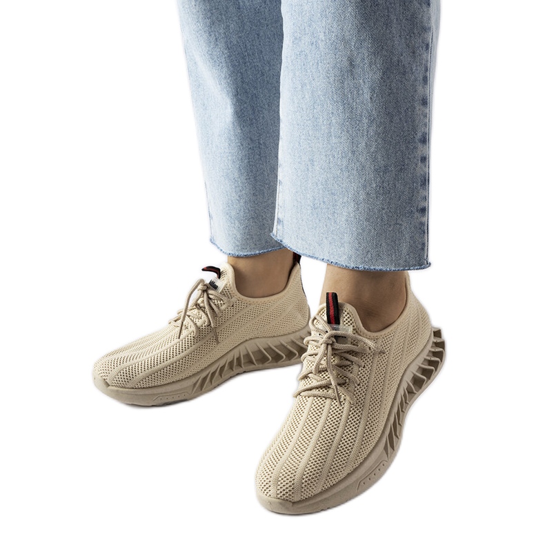 Beige slip kengissä nauha