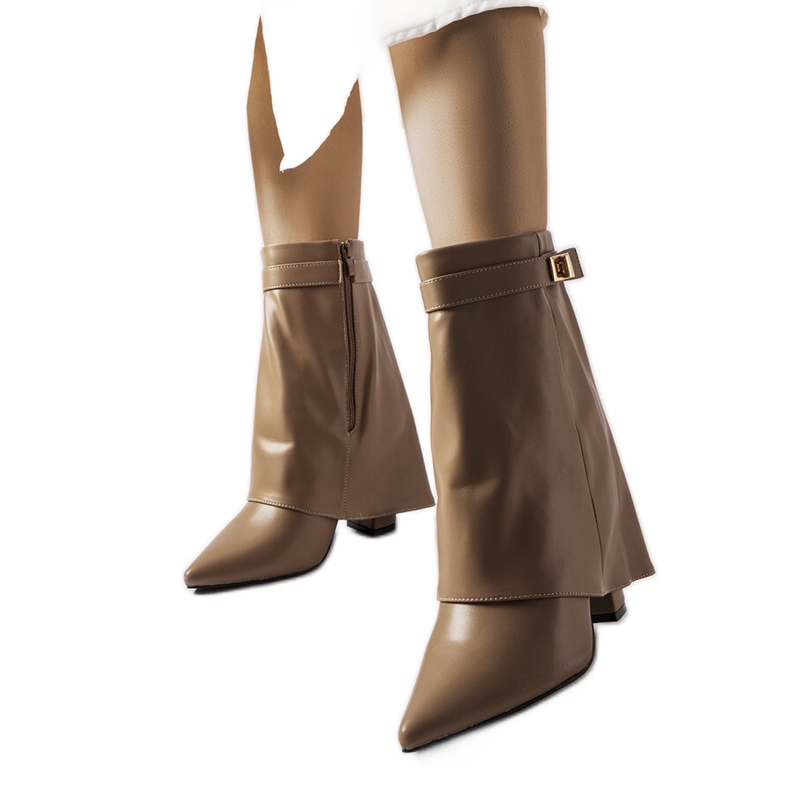 Ayan ruskeat saappaat käännetyillä päällisillä