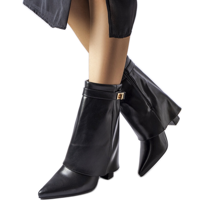 Ayan mustat saappaat, joissa on rullatut päälliset