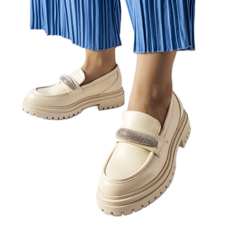 Hartfordin beige-muskasiinit strassikivillä