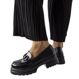 Morubio mustat mokasiinit mustalla soljella