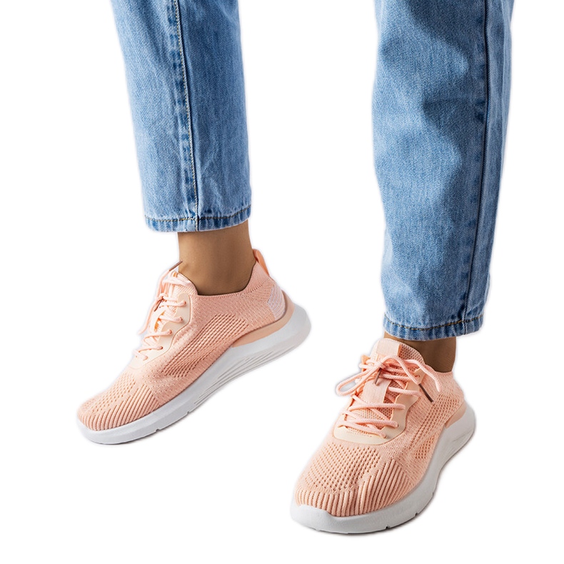 Nelsonin oranssit ja valkoiset lenkkarit