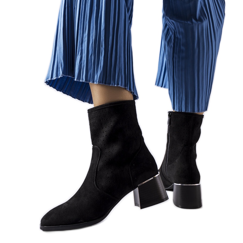 Cavallon mustat nilkkurit, joissa rei'itetty päällinen