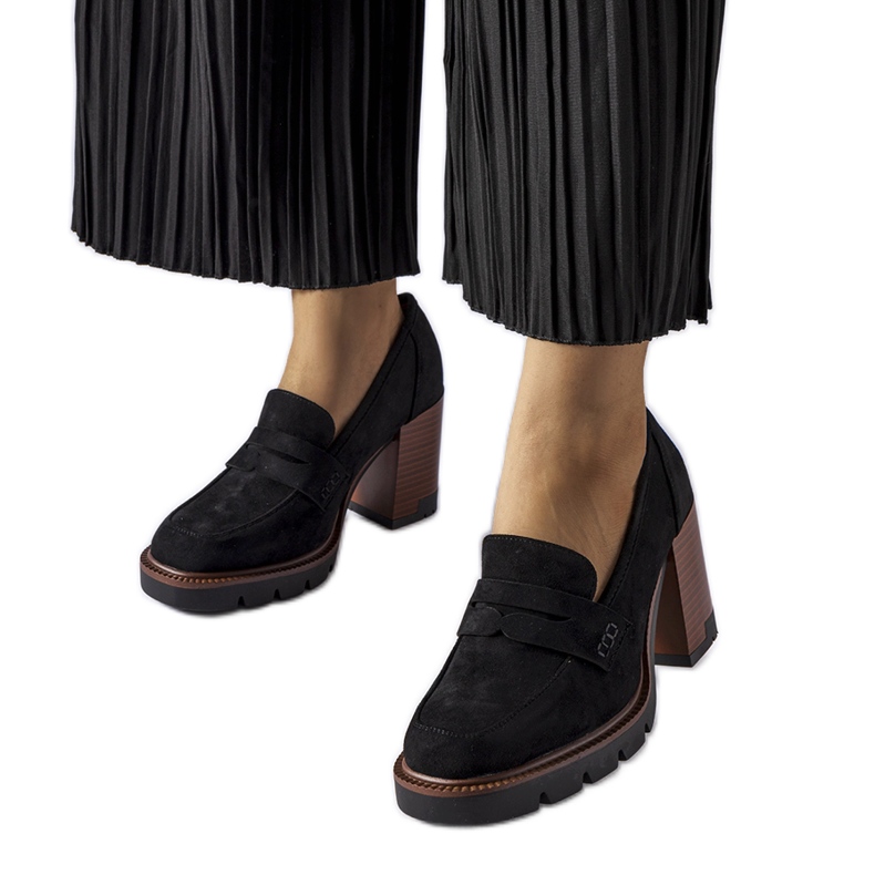 Vincezan mustat pumput nahkasisäkkeellä