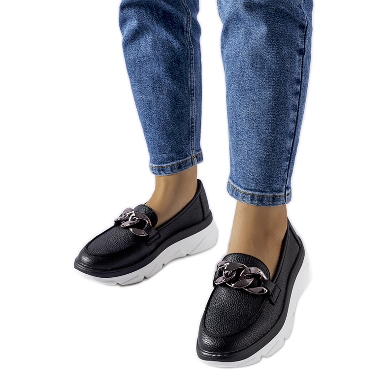 Mustat loaferit Vinceza-ketjulla