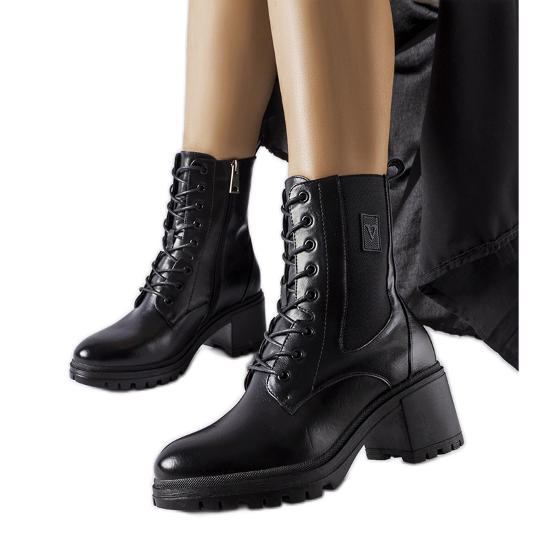 Vincezan mustat eristetty nilkkurit