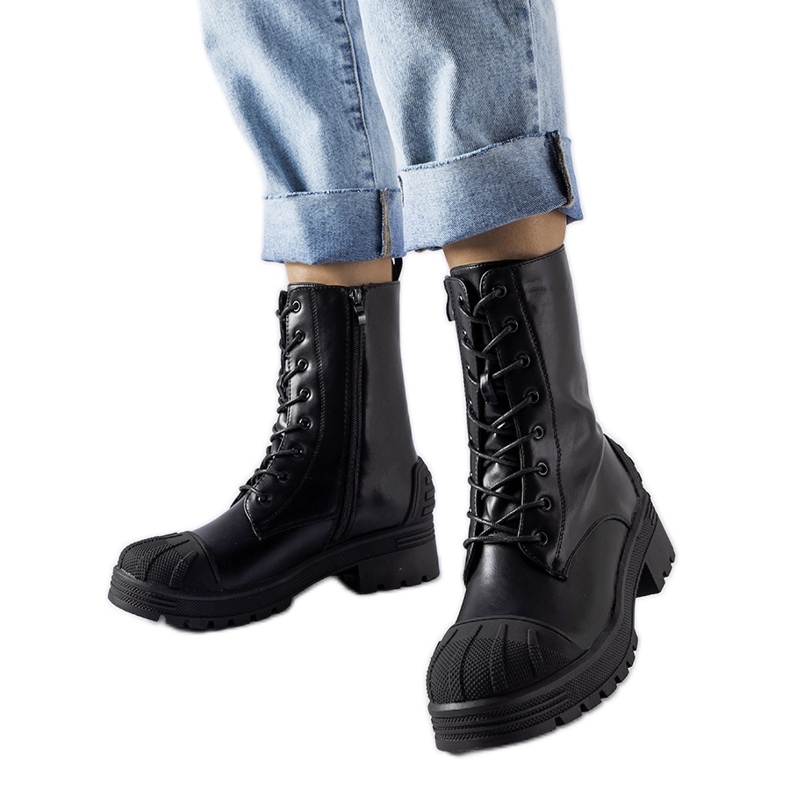 Mustat työkengät, joissa paksu Manara-pohja