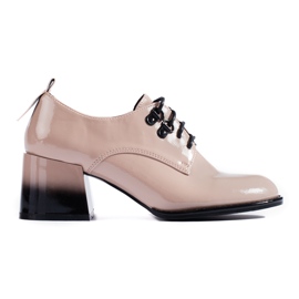 Patenttinauhaiset beigenväriset korkokengät Shelovetilta