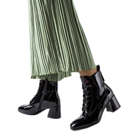 Vincezan mustat patentoidut nilkkurit