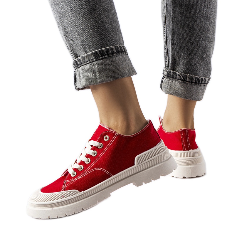 Nassarin punaiset kankaiset lenkkarit punainen