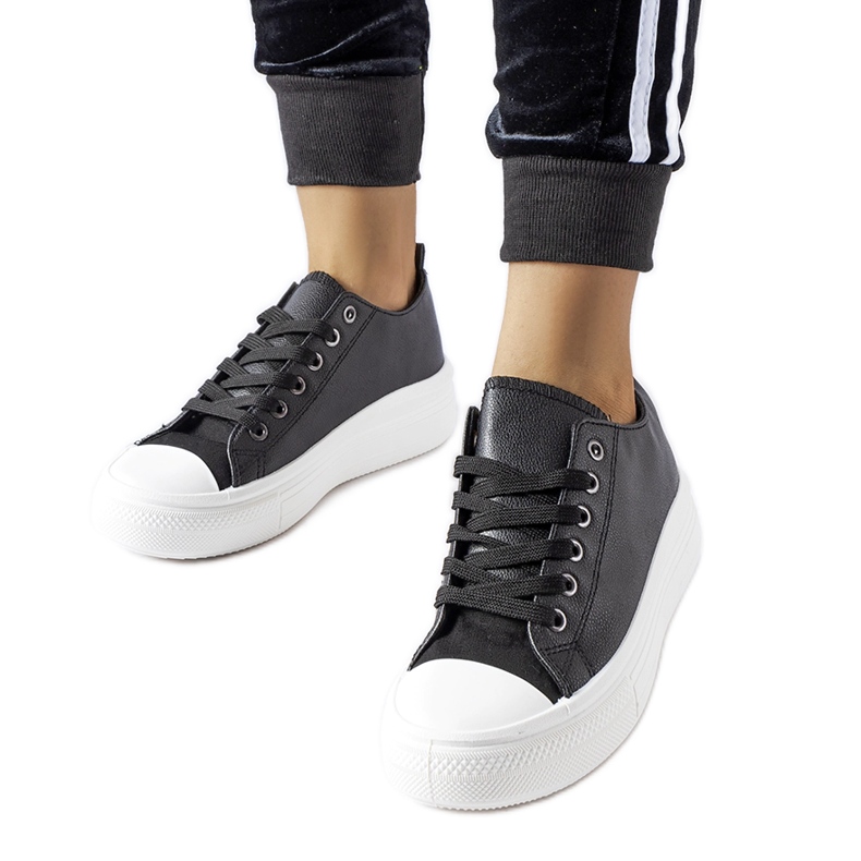 Mustat Peculiar alustalenkkarit