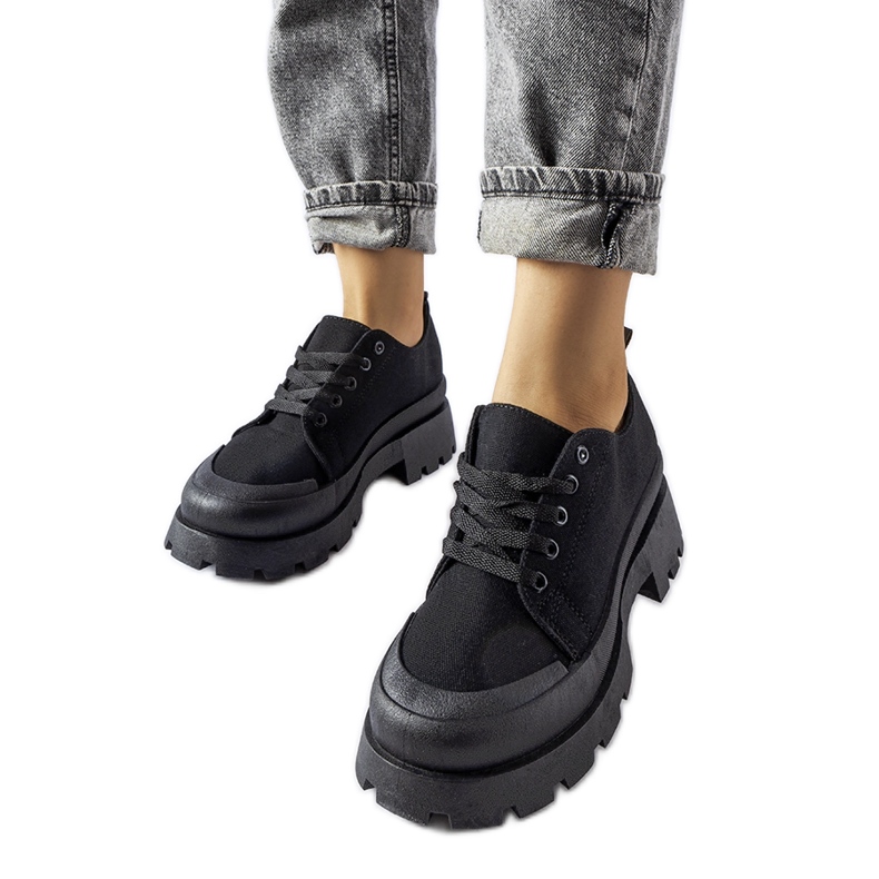 Mustat kengät massiivisella Pointe-pohjalla