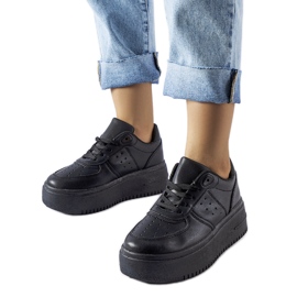 Mustat tennarit Kassab-alustalla