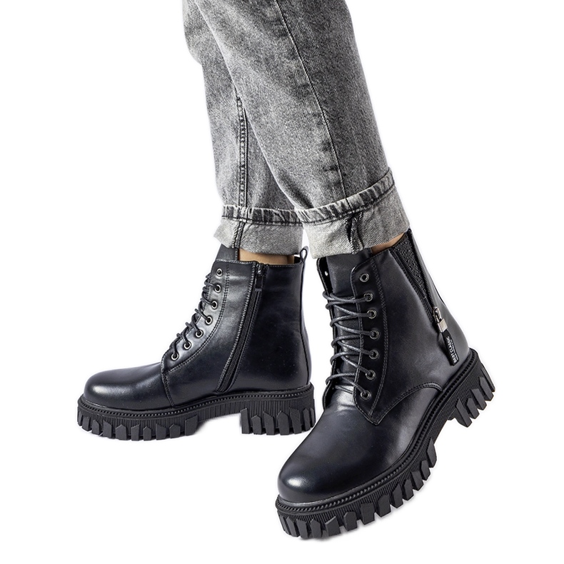 Mustat nauhalliset nilkkurit, joissa Latsch strassit