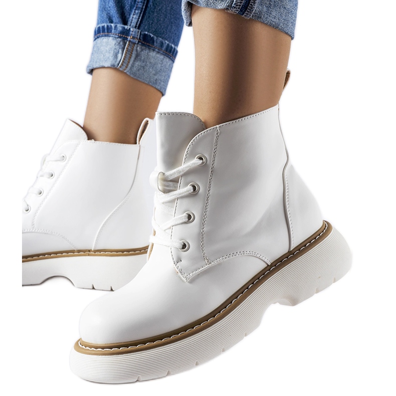 Valkoiset työläiskengät paksulla Sacco-tasolla valkoinen