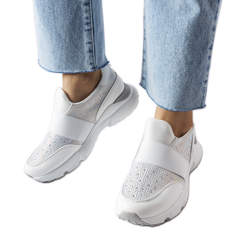 Valkoiset tennarit hopeisilla Milea-koristeilla valkoinen