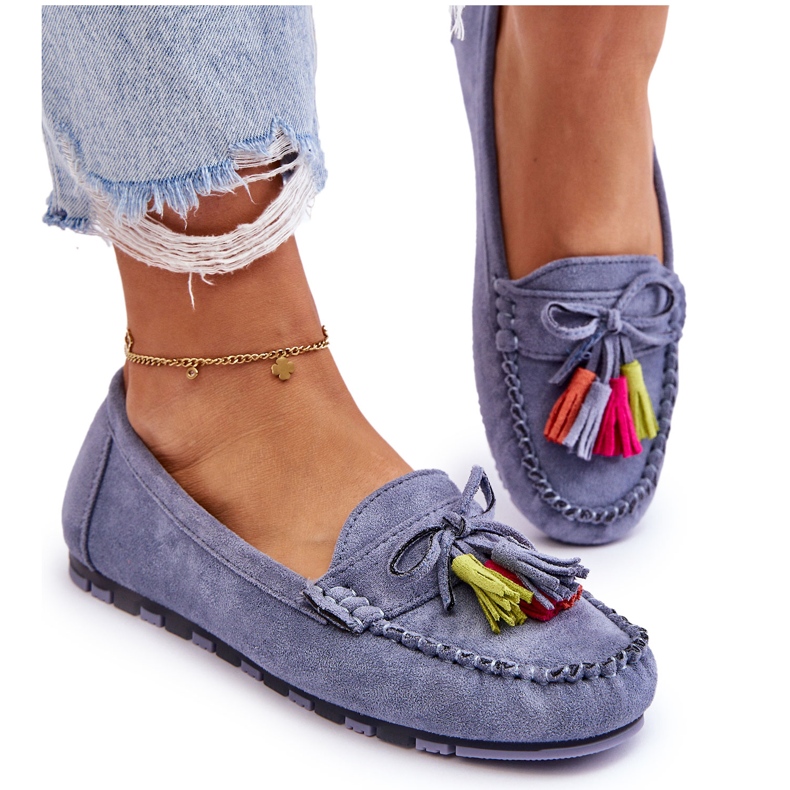 Siniset mokkasiinit, joissa rusetti ja hapsut sininen