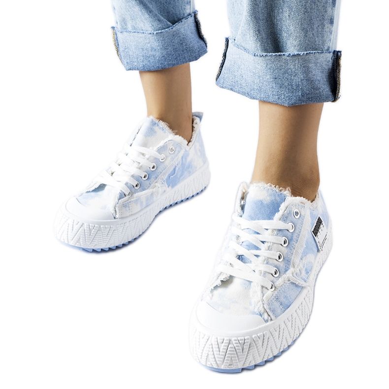 Inna Safiylta vaaleanpunaiset lenkkarit, joissa hankausta vaaleanpunainen