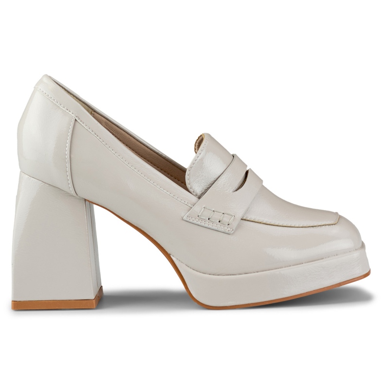 Naisten kiiltonahkaiset kengät korkokengillä beige