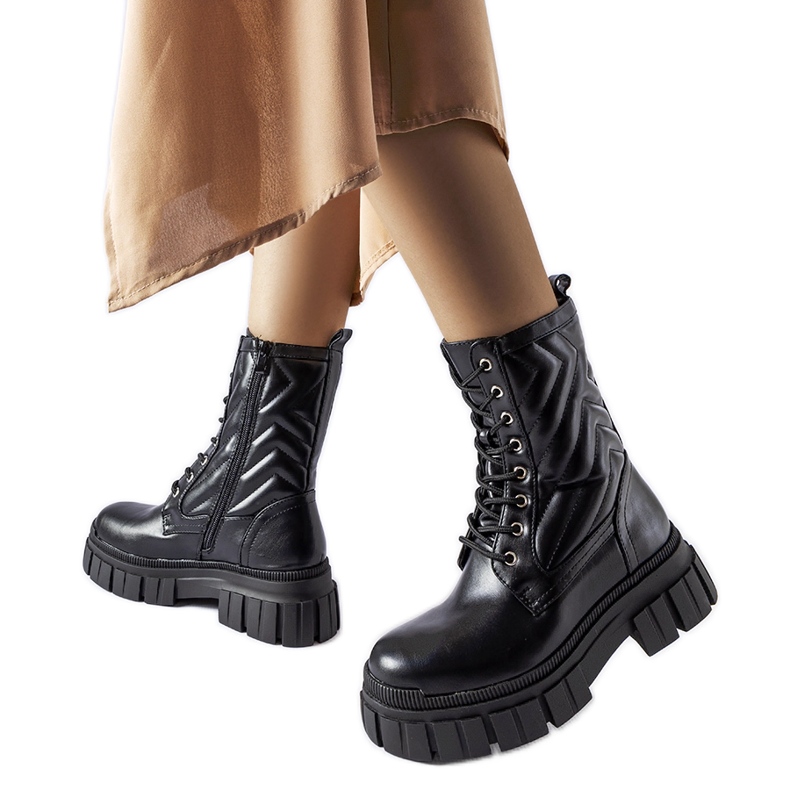 Mustat työläissaappaat, jotka on koristeltu Fiacre-tikkauksella