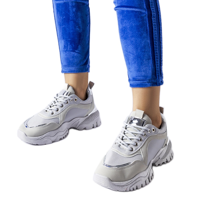 Inna Harmaat lenkkarit hopeisella Lodgevillen aksentilla