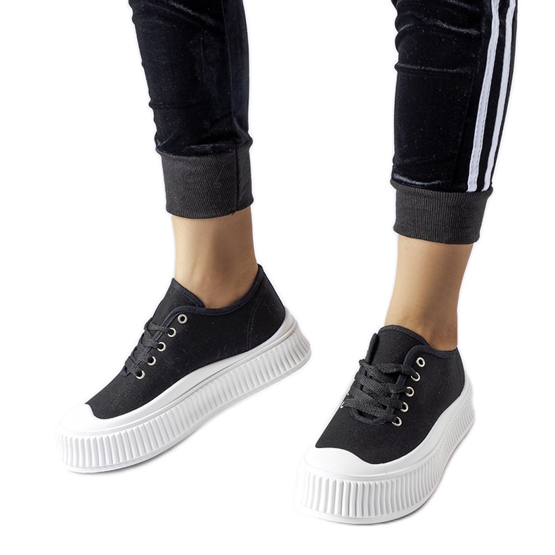 Mustat tennarit paksulla valkoisella Rina-alustalla