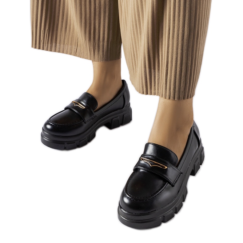 Fuori mustat mokasiinit näkyvällä kulutuspinnalla