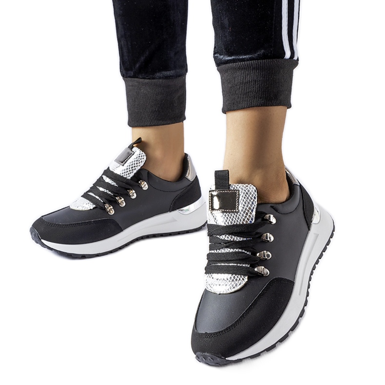 Mustat tennarit hopeisella Frum-koristeella