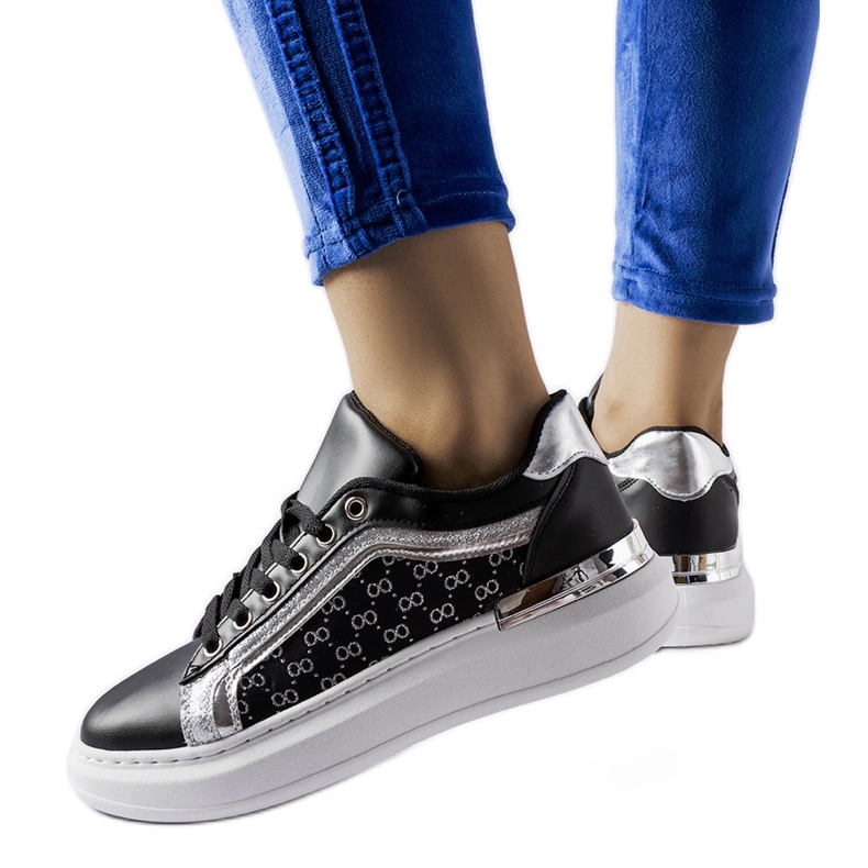 Mustat tennarit hopeisella Leo-koristeella