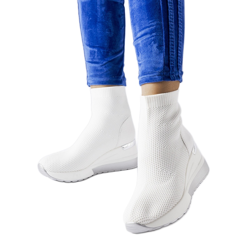 Valkoiset kankaiset tennarit, joissa Casgio-kiila valkoinen