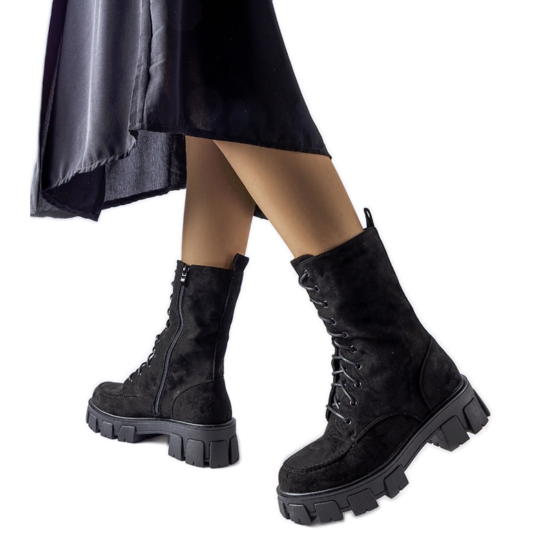 Mustat eko-mokkanahkatyöläiset Inesin kulutuspinnalla