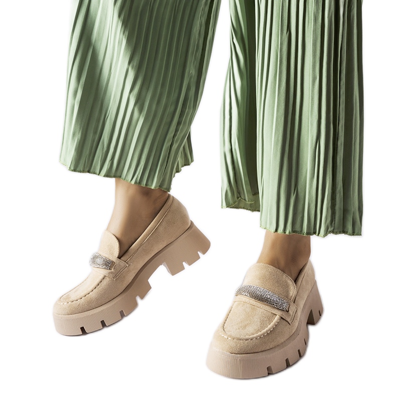 Beiget mokasiinit massiivisella Macario-pohjalla